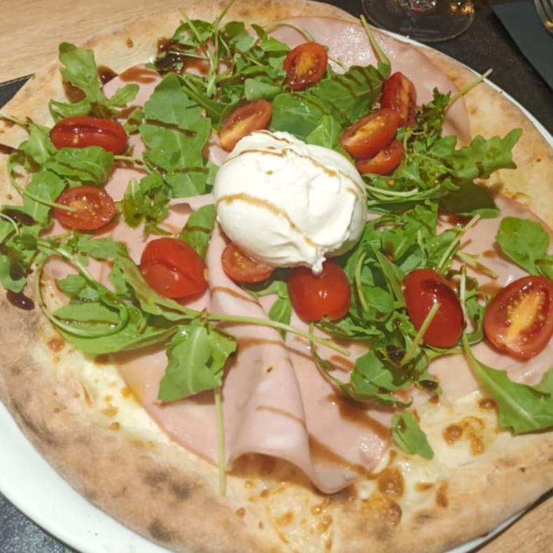 Pizza Burratina au feu de bois à Saverne avec burrata et mortadelle