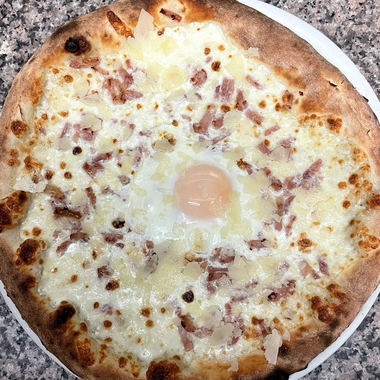 Pizza Carbonara au feu de bois à Saverne