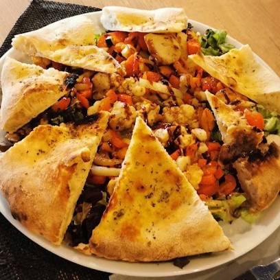 Salade César au poulet rôti et légumes grillés