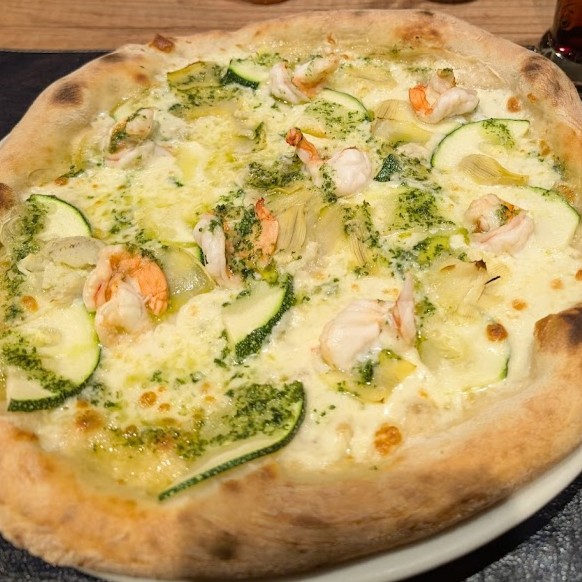 Pizza Mare e Monti au feu de bois à Saverne avec gambas et légumes