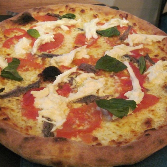 Pizza Profumata au feu de bois à Saverne avec anchois et mozzarella de bufflonne