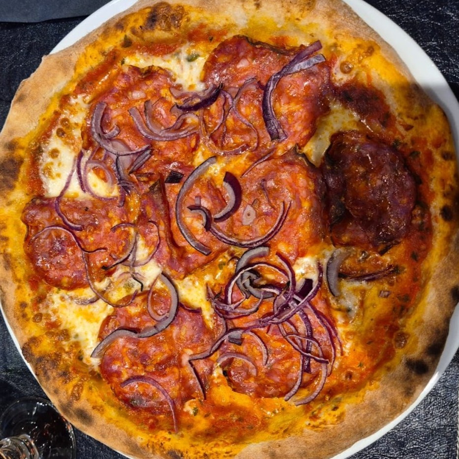 Pizza Salami piquant au feu de bois à Saverne